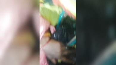 गाँव की रंडी भाभी अपनी यार को अपनी चुत की दर्शन करती हुई