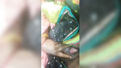गाँव की रंडी भाभी अपनी यार को अपनी चुत की दर्शन करती हुई