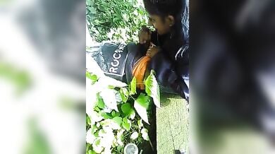 इंडियन लड़की को पार्क में मिला अफ्रीकन टूरिस्ट का काला लौड़ा चूसने का मौका