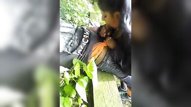 इंडियन लड़की को पार्क में मिला अफ्रीकन टूरिस्ट का काला लौड़ा चूसने का मौका