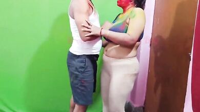 होली के रंग लगा के देवर का लंड लेती देसी बीबीडबल्यु