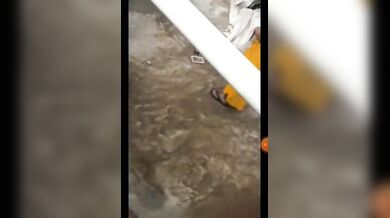 नहाने के बाद कपड़े बदलती पड़ोसी आंटी की बड़ी गांड मैंने चुपके से देखी