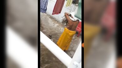 नहाने के बाद कपड़े बदलती पड़ोसी आंटी की बड़ी गांड मैंने चुपके से देखी