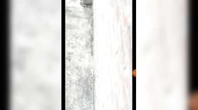 नहाने के बाद कपड़े बदलती पड़ोसी आंटी की बड़ी गांड मैंने चुपके से देखी