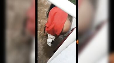 नहाने के बाद कपड़े बदलती पड़ोसी आंटी की बड़ी गांड मैंने चुपके से देखी