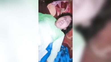 चाचा का बड़ा लंड टाइट चूत में लेने के लिए असहज हुई 19 साल की भतीजी