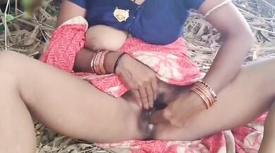 गाँव की भाभी ने बम्बू के पेड़ों के निचे चूत में ऊँगली की