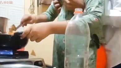 ऑफिस जाने से पहले पति ने बेतहाशा दबाए अपनी बीवी के बूब्स