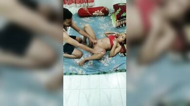 बीवी की सलवार उतारकर पति ने फर्श पर गद्दा डालकर किया सेक्स