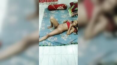 बीवी की सलवार उतारकर पति ने फर्श पर गद्दा डालकर किया सेक्स