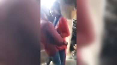 गरीब देहाती लवर्स ने अपनी झोपड़ी में किया चूत, लंड और होठों का मिलन