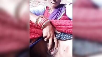 गाँव की देसी भाभी ने चूत खोल के दिखाई