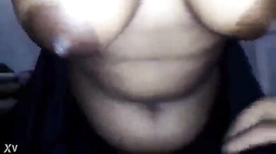 टिन के बने कच्चे मकान में गर्म चुदाई करते पति पत्नी