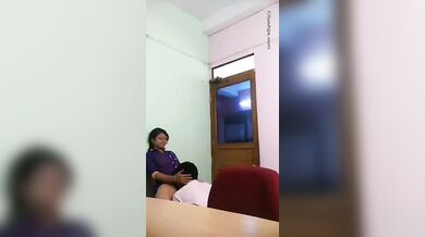 सरकारी बाबू ने ऑफिस में की असिस्टेंट लड़की के साथ किसिंग और चाटी उसकी चूत