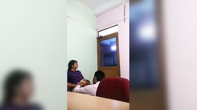सरकारी बाबू ने ऑफिस में की असिस्टेंट लड़की के साथ किसिंग और चाटी उसकी चूत
