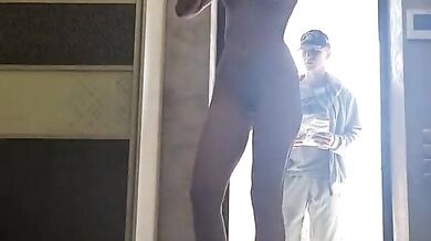 डिलीवरी बॉय के सामने जानबूझकर टॉवल गिराकर नंगी होती हाउसवाइफ