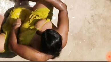 बड़े बूब्स वाली मेरी पड़ोसी आंटी को मैंने नहाते हुए देखा