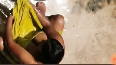 बड़े बूब्स वाली मेरी पड़ोसी आंटी को मैंने नहाते हुए देखा