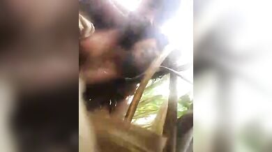 गन्ने के खेत में चुपके से चोरी-छिपे चुदाई करता देहाती जोड़ा