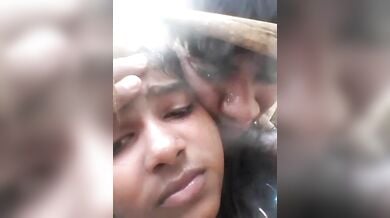 गन्ने के खेत में चुपके से चोरी-छिपे चुदाई करता देहाती जोड़ा