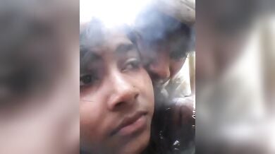 गन्ने के खेत में चुपके से चोरी-छिपे चुदाई करता देहाती जोड़ा