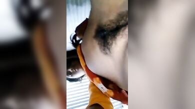 19 साल की लड़की ने कमीज उठाकर, सलवार चड्डी नीचे खिसकाकर दिखाए अपने चुचे और चूत