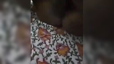 दोस्त से चुद रही अपनी बीवी का ढाढस बांधता ककोल्ड साउथ इंडियन पति