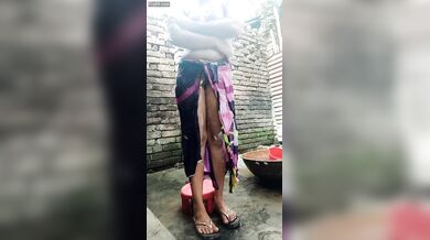 खुले बाथरूम में नहाते वक्त मेहमान शहरी भाभी ने दिखाई चुत और गोरे चुचे