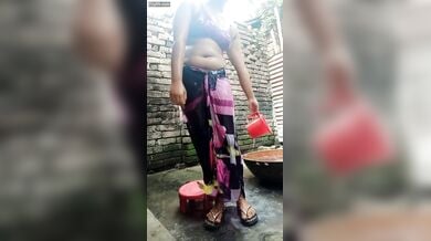 खुले बाथरूम में नहाते वक्त मेहमान शहरी भाभी ने दिखाई चुत और गोरे चुचे