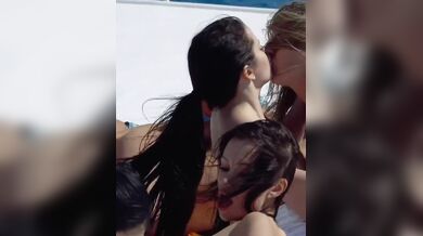 लग्जरी यॉच पर दो मर्दों ने की दर्जनों हॉट फिगर मॉडलों के साथ सेक्स पार्टी