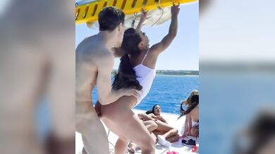 लग्जरी यॉच पर दो मर्दों ने की दर्जनों हॉट फिगर मॉडलों के साथ सेक्स पार्टी