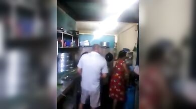 फ़ास्ट फ़ूड रेस्टोरेंट में खाना बना रही बाई की मालिक ने की फटाफट चुदाई