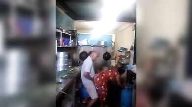 फ़ास्ट फ़ूड रेस्टोरेंट में खाना बना रही बाई की मालिक ने की फटाफट चुदाई