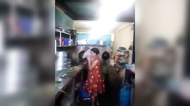 फ़ास्ट फ़ूड रेस्टोरेंट में खाना बना रही बाई की मालिक ने की फटाफट चुदाई