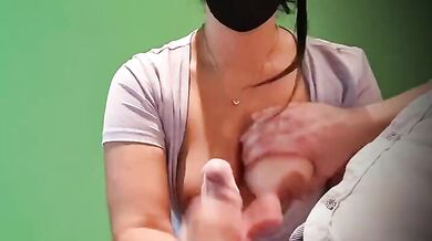 गोरा तगड़ा लौड़ा देख इंडियन लड़की उसे मुट्ठ मार देने से खुद को रोक नहीं पाई