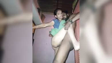 कामवाली चाची को चोदा गोदी में उठा के