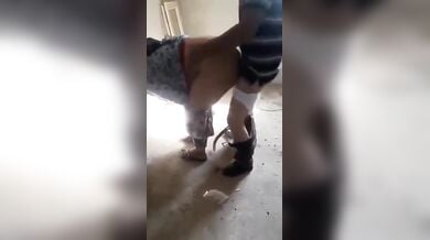 आगे झुकी बड़ी गांड वाली आंटी की बंजर मकान में की चुदाई