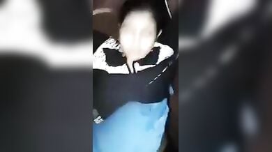 पति के खड़े लंड के साथ मुस्कुराते हुए खेलती शर्मीली बीवी
