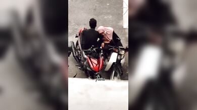 पाकिस्तानी हिजाबी माशूका के बुर्के में हाथ डालकर उसकी चूत सहलाई