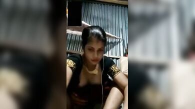 देसी भाभी वेबकेम पर मोटा बैगन चूत में डाली!