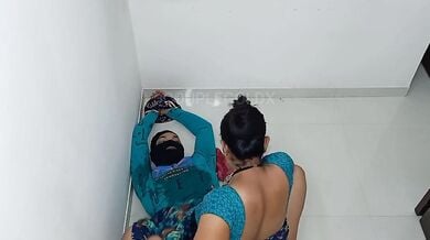 चोर के उपर मूत के चूत मरवाई भाभी ने