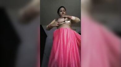 खूबसूरत क्यूट इंडियन लड़की साड़ी उतारकर हुई नंगी