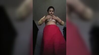 खूबसूरत क्यूट इंडियन लड़की साड़ी उतारकर हुई नंगी