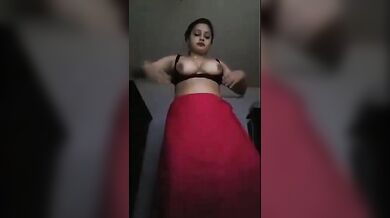 खूबसूरत क्यूट इंडियन लड़की साड़ी उतारकर हुई नंगी