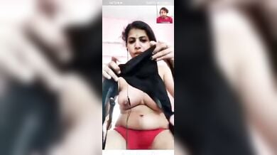 वीडियो कॉल पर काली ब्रा उतारकर लड़की ने दिखाए गोरे खूबसूरत चुचे