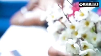 ऑफिस बॉय को घर बुलाकर सोफे पर, टेबल पर खूब चुदाई करती मैडम