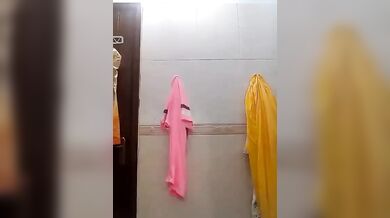 बाथरूम में नंगी होकर मास्टरबेशन करती बड़े बूब्स वाली लड़की