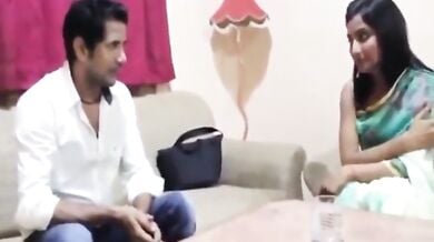 एलआईसी एजेंट ने हाउसवाइफ सरला भाभी के साथ किया हॉट किसिंग रोमांस