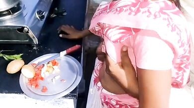 आलू टमाटर की सब्जी बना रही चाची को किचन में चोदा