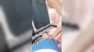 पति की पेंट और अंडरवियर से लंड निकालकर चूसने के लिए उतावली हुई बीवी